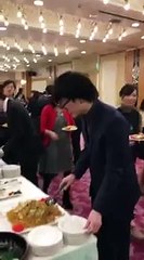 Açık Büfeden Yemek Alma Stilinde Köklü Bir Değişiklik Yapan Adam