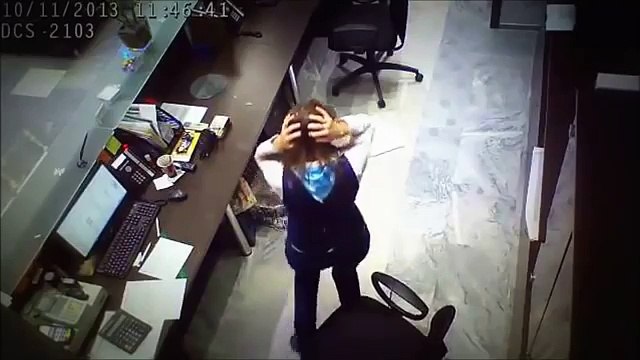 Ceiling cat fail. Кошка упала на голову с потолка.