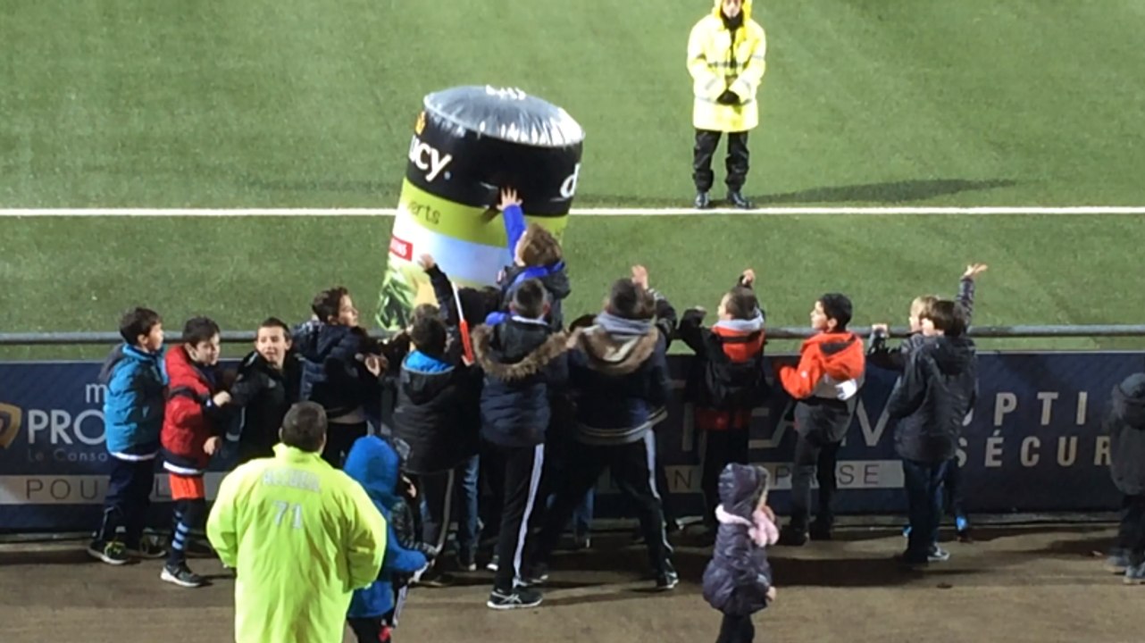 Quand la mascotte gonflable sert de punching-ball...