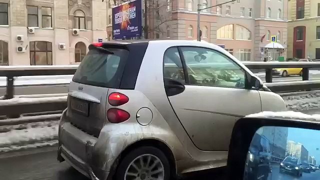 Девушка вяжет за рулем!