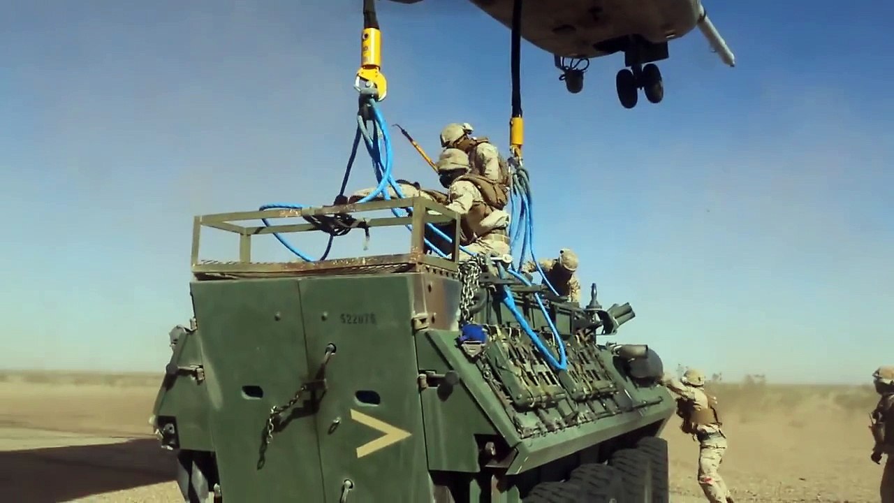 The Biggest US Helicopter Show its Muscles CH-53E Super Stallion Lifting 14 tons APC !