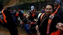 Voluntarios llevan en motocicleta ayuda a afectados por el tifón en Filipinas