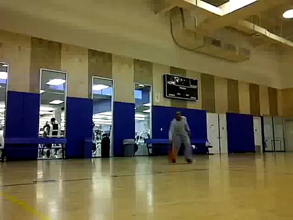 5'4 guy dunks! Jump Manual really works
