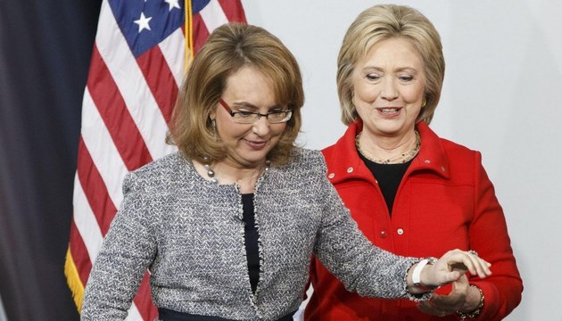 Gabby Giffords endorses Clinton before Iowa caucus