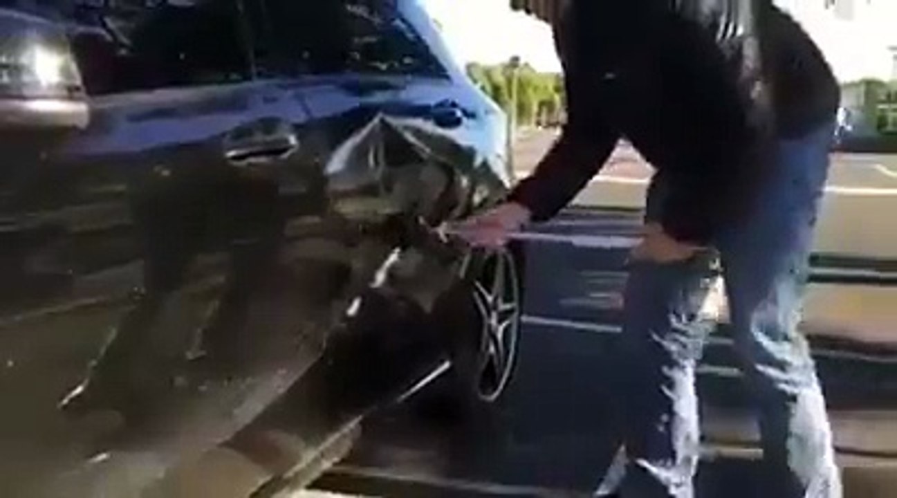 Wahh mudah betul cara dia hilangkan kemek kereta