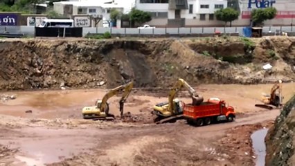 excavadoras y camion volteo trabajando
