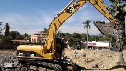 tres excavadoras CAT trabajando