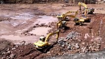 maquinaria pesada trabajando en construccion gruas y excavadoras