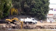 excavadora carga camiones de volteo