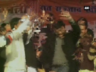 Waqf board president throws notes on dancers