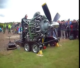 Запуск огромного авиационного винтового двигателя, круто!!