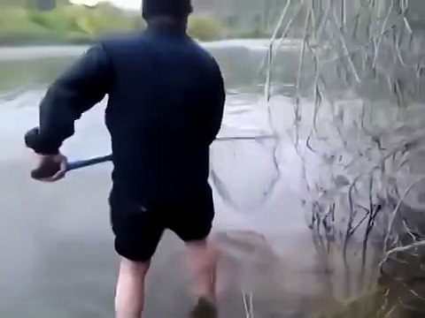 Мужик подкормил место