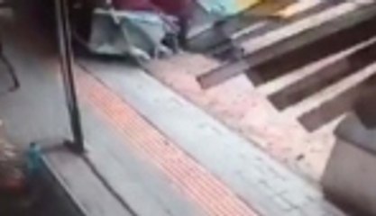 Trafik kazası güvenlik kamerasında