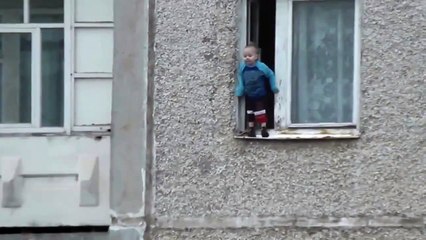 Ребенок в открытом окне на 8 этаже
