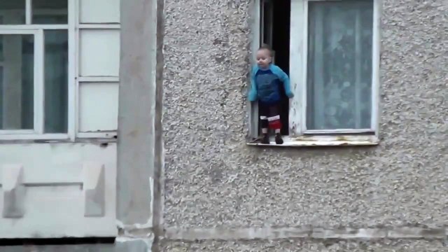 Ребенок в открытом окне на 8 этаже