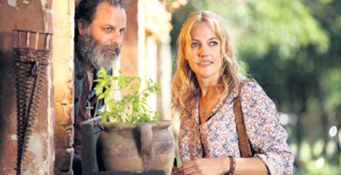 Meryem Uzerli ve Ozan Güven'den Cesur Öpüşme Sahnesi