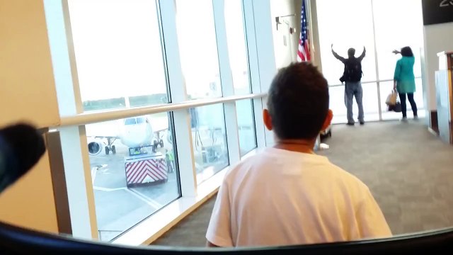 Un couple ayant raté l'embarquement essaie d'attirer l'attention du pilote