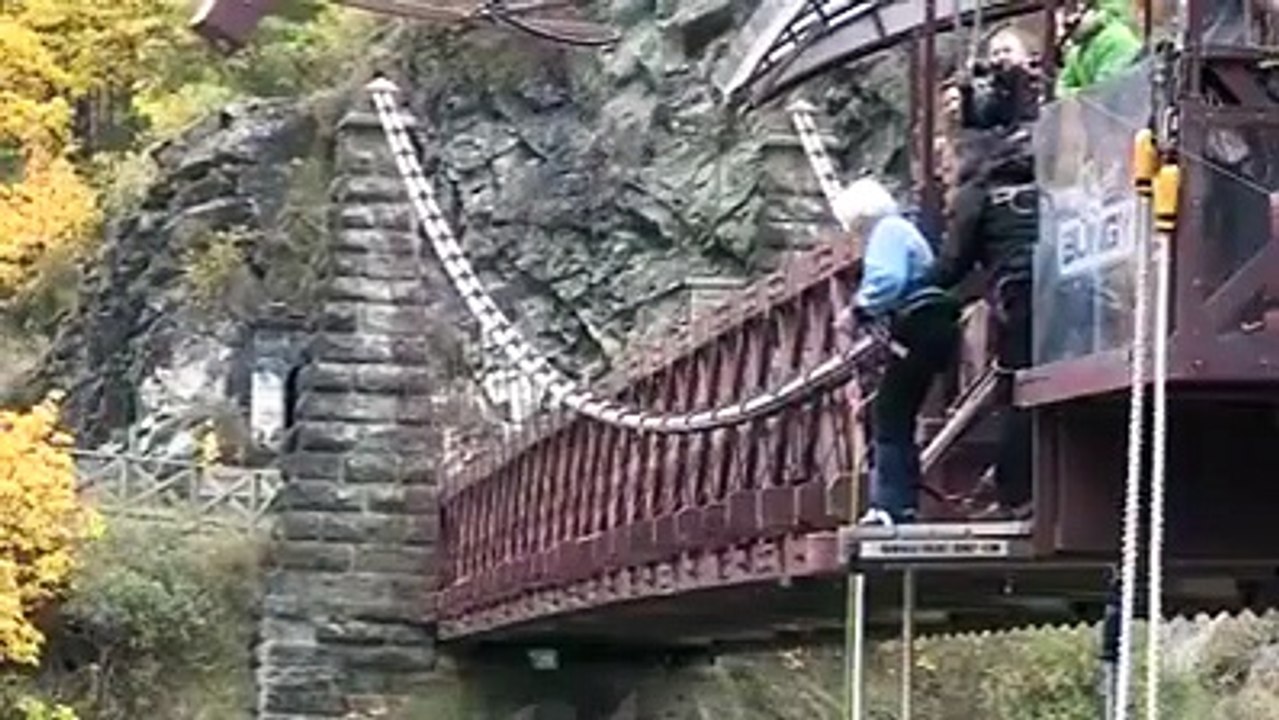 Une mamie s'offre un saut à l'élastique pour sa 91 ème année