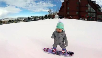 Sadece 14 aylık olan bebeğin snowboard keyfi video izle