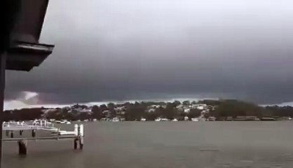 Sydney : La foudre frappe à quelque mètres d'eux