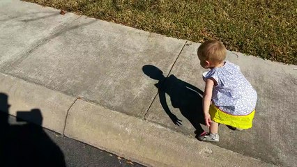 Un papa fait peur à sa fille avec son ombre