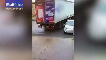 Un chauffeur routier maladroit accroche une voiture et la traîne avec son camion
