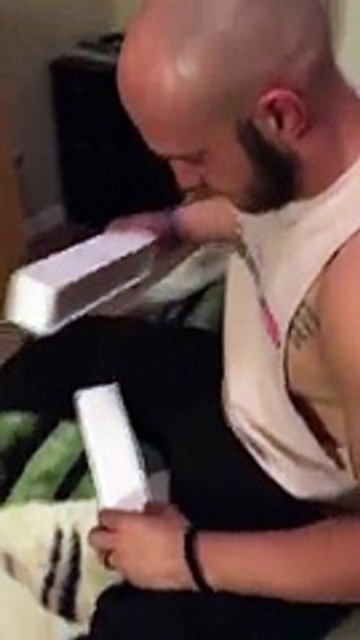 Verdiği Sürpriz Hediye İle Doğum Gününde Eşini Ağlattı.. Yok