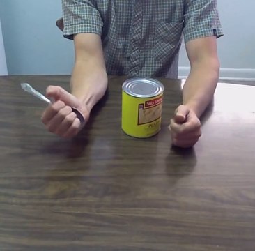 Una simple cuchara para abrir un bote de conservas