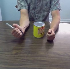 Una simple cuchara para abrir un bote de conservas