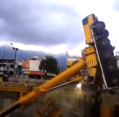 Deux grues de chantier s'effondrent