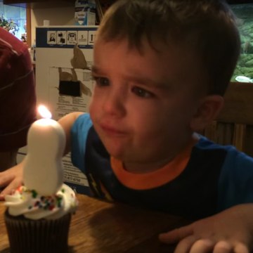 Une bougie d’anniversaire difficile à éteindre