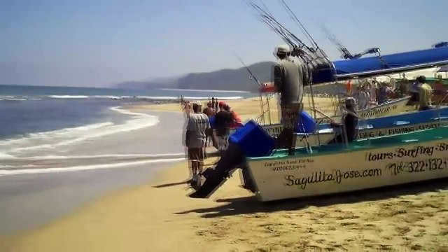 Катер вылетел на берег, оригинальная парковка катера