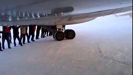 Yolda Kalan Uçağı Vurdurmaya Çalışan Yolcular.. Yok Böyle Bi