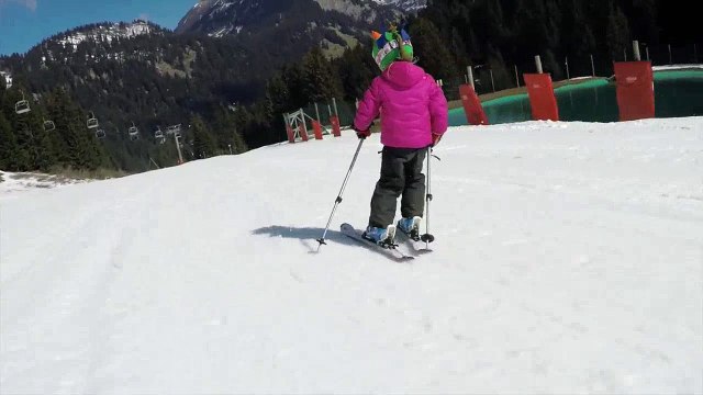 Les enfants sont de sortie à la neige et s'amusent sur des skis