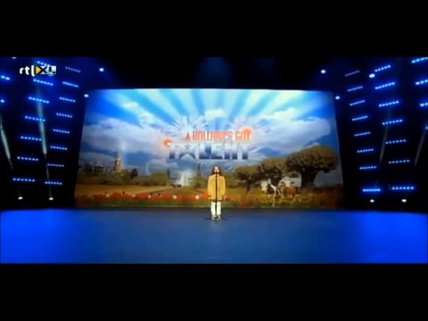 Cette fillette de 9 ans commence à chanter, mais les juges n'arrivent pas à le croire. Ils sont persuadés que ce n'est pas sa vraie voix!