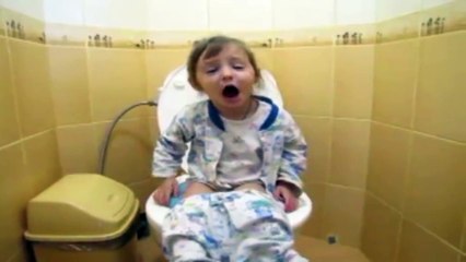 Ребенок поет в туалете - Child singing in the bathroom