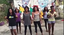 Meninas cantam música de Elza Soares