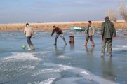 Göl Buz Tutunca Top ve Okey Oynadılar