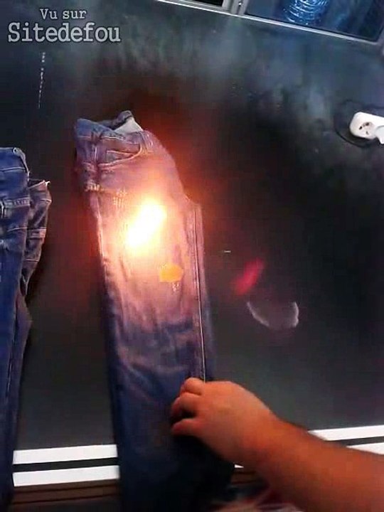 Voila comment font des marquages sur les Jeans au laser