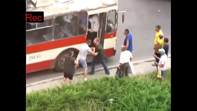 Наркоман Атакует людей - Драка на остановке