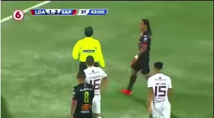لاعب يفقد السيطرة على نفسه ويقذف منافسه بالحذاء بالدوري الكوستاريكي