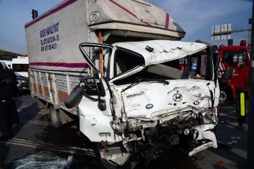 Sütlüce'deki kazada sıkışan kamyonet sürücüsü böyle kurtarıldı