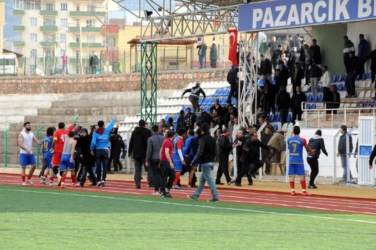 Amatör maçta kavga çıktı... Sahadan ilk görüntüler