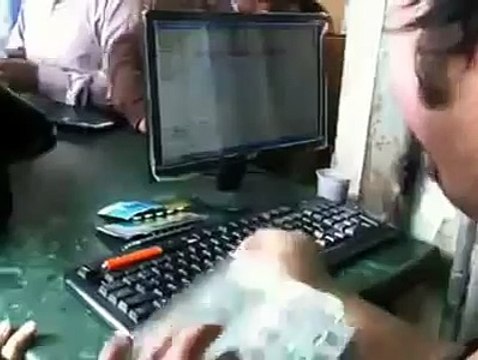 L'homme qui tape le plus vite du monde à l'ordinateur... Roi du clavier