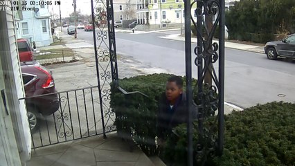 Un gamin vole un colis UPS posé à l'entrée d'une maison