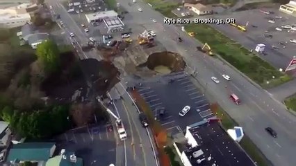 États-Unis: un trou géant se forme au bord de l'autoroute