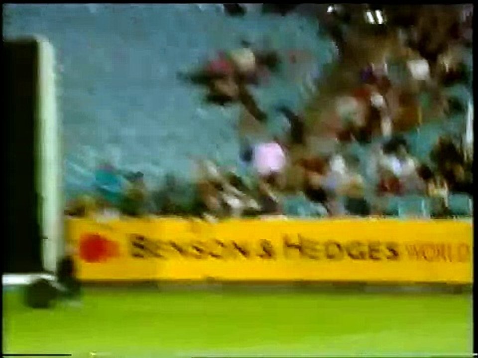 #Massive Mark Taylor hits a huge six at the MCG off Shaun Polloc