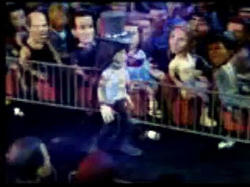 Guns \'N Roses - Celebrity Deathmatch - Axl vs Slash (Video).avi