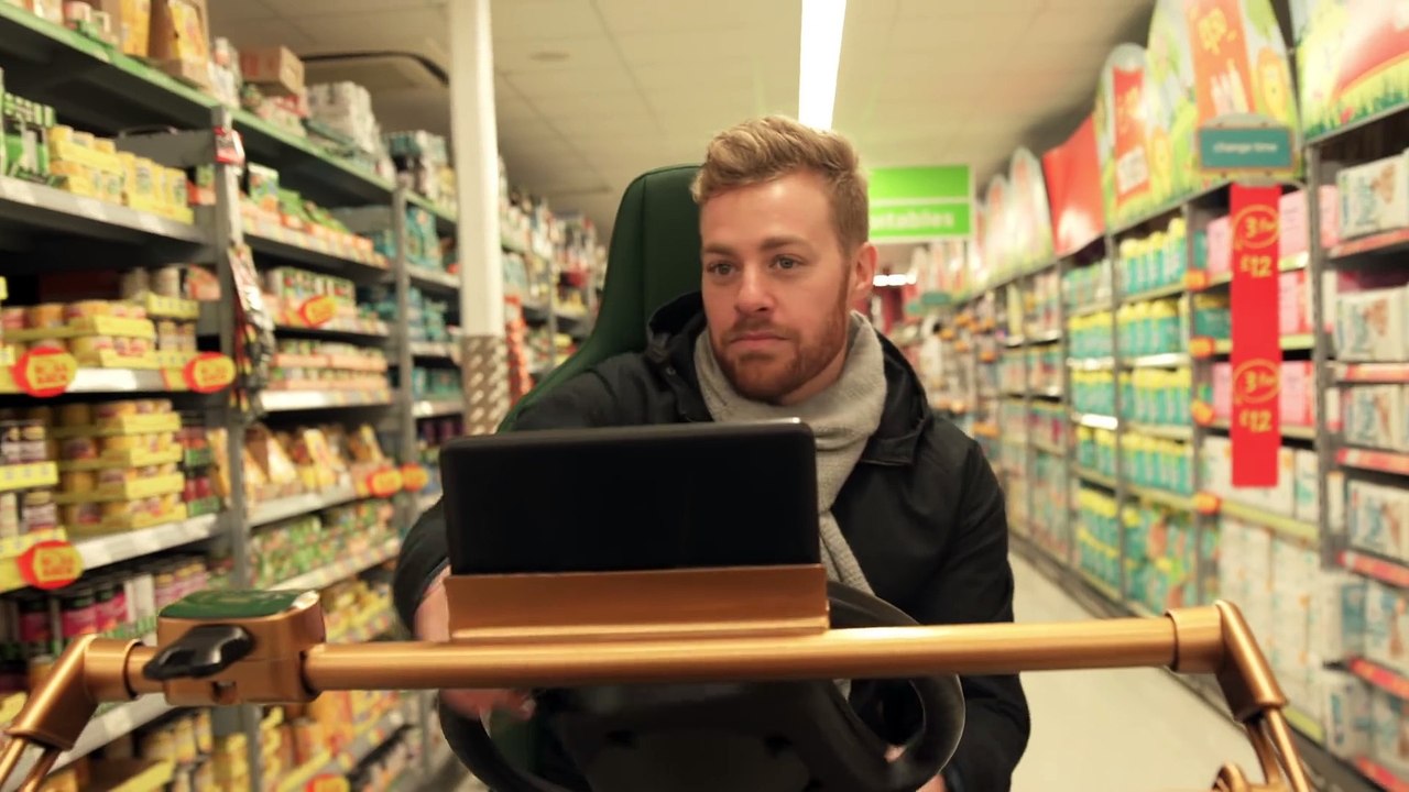 Faire ses courses avec une tondeuse à gazon équipée d'un caddie