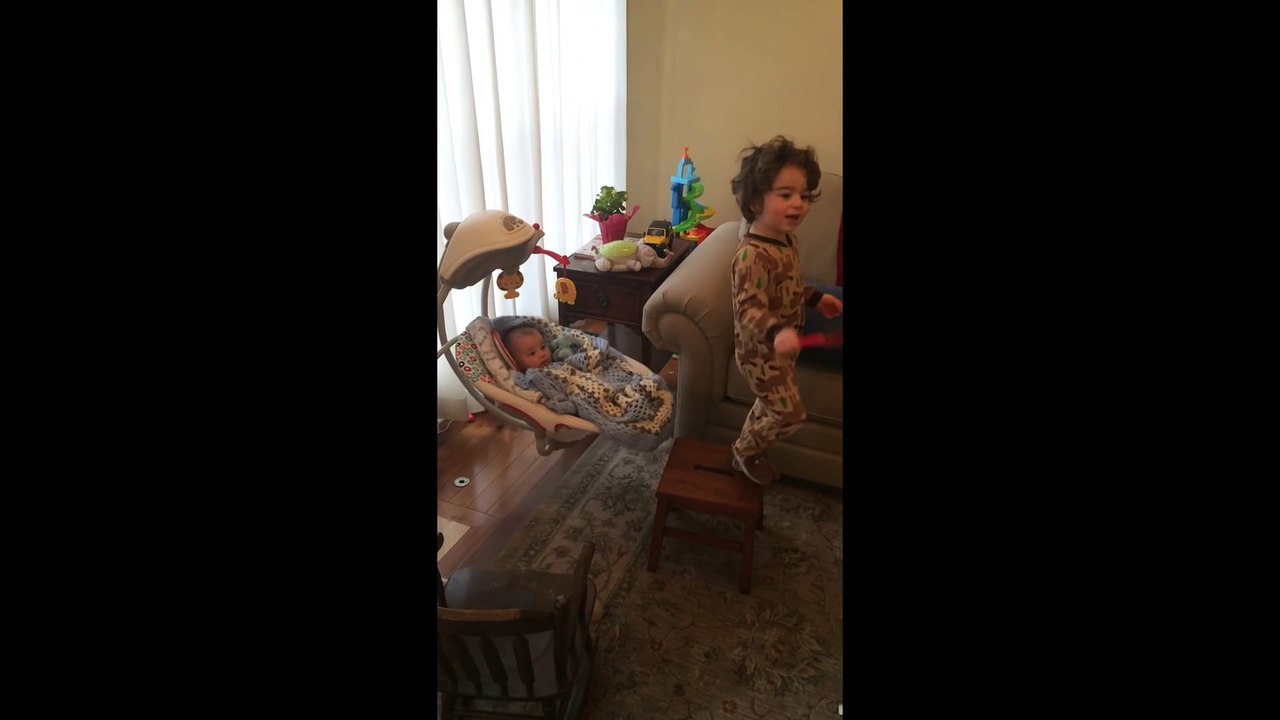 Quand c'est le grand frère qui divertit son petit frère... Trop cute: